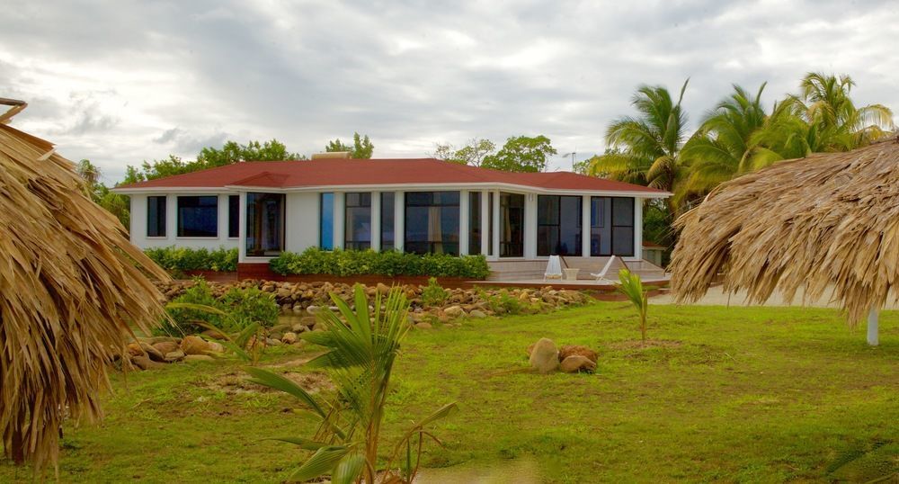 Royal Belize Hotel Thatch Caye Екстериор снимка