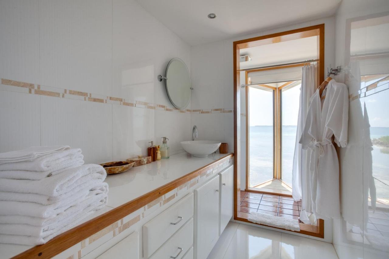 Royal Belize Hotel Thatch Caye Екстериор снимка